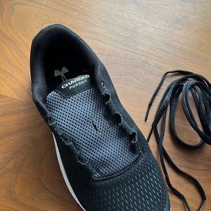 Kids under armor charged pursuit sneaker. Size 5.5Y. Black and white.
